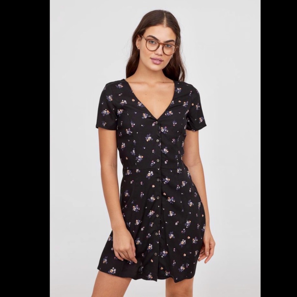 Button-down mini dress from H&M in London 🖤